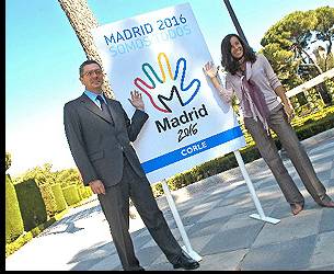 Alberto Ruiz-Gallard�n, y Mercedes Coghen, consejera delegada de Madrid 16, posan junto al logo. (Foto: EFE/Rafa Albarr�n)