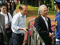 Con camisa y sin corbata, nueva imagen de los ejecutivos japoneses
