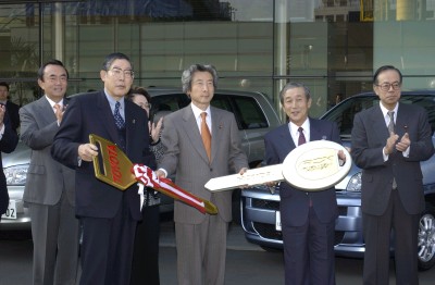 En la imagen, Junichiro Koizumi (centro) vestido seg�n marcaba el conservardor estilo nip�n