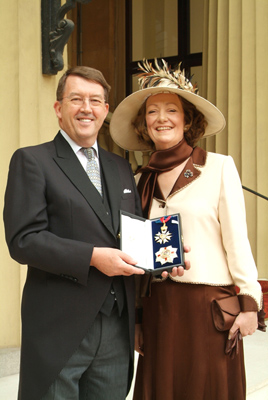 Sir Stephen y Lady Wright muestran la insignia que acredita al embajador brit�nico como Caballero Comandante de la Orden de San Miguel y San Jorge