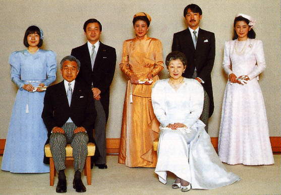 Posado de la Familia Imperial, atr�s en el centro, Naruhito y su esposa Masako -de naranja-, y al derecha de la imagen, el pr�ncipe Akishino y su esposa, Kiko (de blanco)