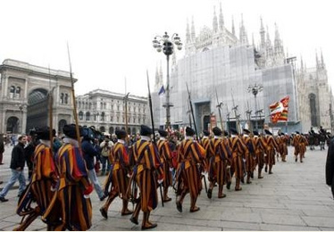 La Guardia Suiza desfilando ante el Duomo, en Mil�n.
