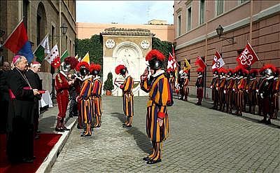 Saludo a los cardenales y autoridades presentes en el juramento