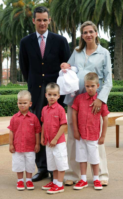 Los Duques de Palma posaron con todos sus hijos a la salida del hospital