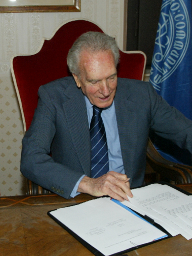 El Embajador Umberto La Rocca, presidente de la SIOI, en su despacho