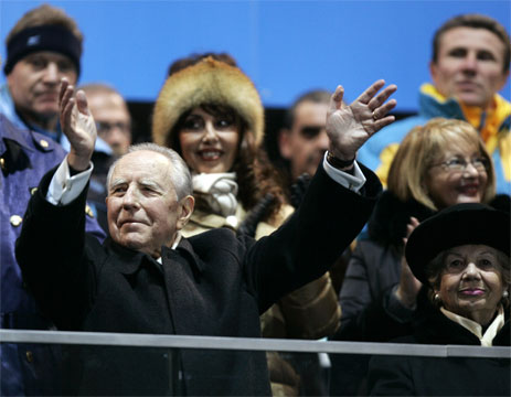 El Presidente de la Rep�blica, Carlo Azeglio Ciampi, saluda a su entrada en el Estadio Ol�mpico