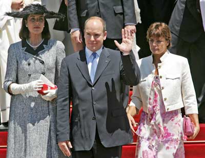 Alberto saluda a su llegada a la catedral, acompanado por sus hermanas, las princesas Carolina y Estefan�a