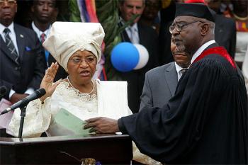 Ellen Johnson Sirleaf jura su cargo ante el presidente de la Corte Suprema, Henry Reed