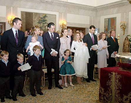 La familia Real se coloc� en el lado del Evangelio, a la derecha del altar.