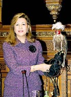 Maria Ant�nia Munar recibe oficialmente el halc�n del Rey