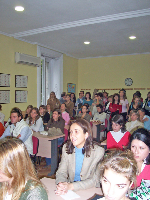 Alumnos escuchando el discurso inaugural en la EIP de Madrid