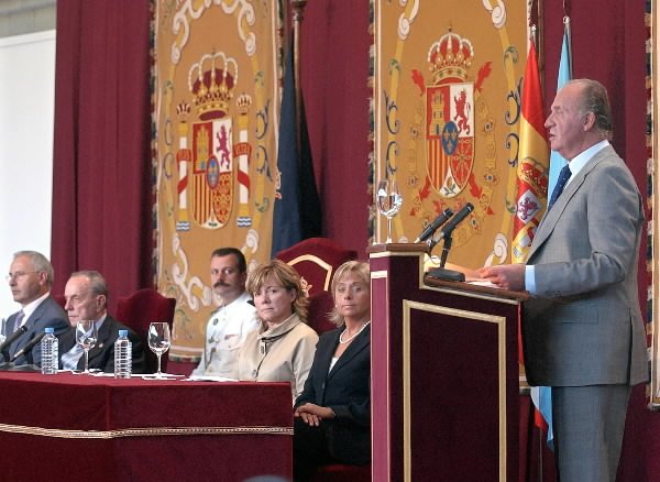 El Rey lee su discurso durante la inauguraci�n del curso escolar 2003-2004 en Arteixo (A Coruna)