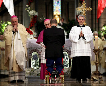 Alberto II recibe de rodillas la bendici�n como soberano del Principado