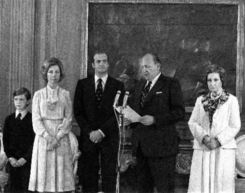 Don Juan renuncia a sus derechos en favor de su hijo en mayo de 1977