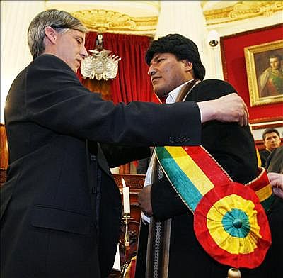 Evo Morales en el momento de recibir la banda presidencial.