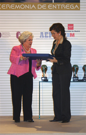Mar�a Carretero recibe el reconocimiento a su trayectoria de manos de Cristina de la Vega