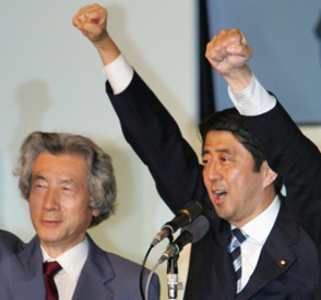 Shinzo Abe en actitud victoriosa tras erigirse como presidente del PLD el pasado 20 de septiembre. A la izquierda su antecesor, Junichiro Koizumi