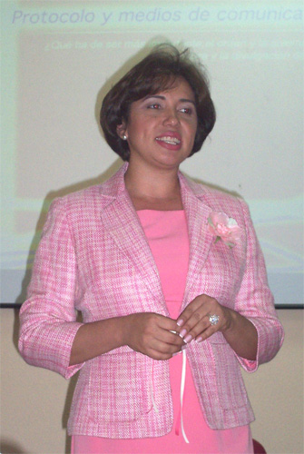 Kilda Esther Pitty Gonz�lez, en una de sus conferencias en la Escuela Internacional de Protocolo