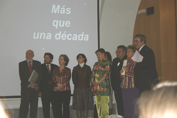 De derecha a izquierda, Calos Fuente, Concha Alhama, Gerardo Correas, Manuela Su�rez Pinilla, Pilar Muinos, Carmen Carrio, Santiago Gabarr�n y �ngel P�rez en un momento del acto
