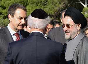 Zapatero, Jatami y el rabino estadounidense conversan durante la apertura
