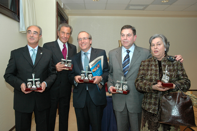 De izquierda a derecha, Enrique Fern�ndez, Arturo Fern�ndez, Luis Fern�ndez-Vega Sanz, Alfredo Canteli y Carmen Ruiz-Tilve, todos ellos con el premio en la mano, la Cruz de los �ngeles, s�mbolo religioso y pol�tico, en su momento, de la monarqu�a asturiana