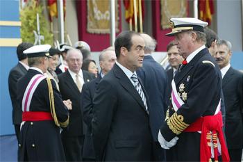 El ministro de Defensa, Jos� Bono, coversa con Don Juan Carlos antes del desfile