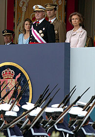 Desde la Tribuna de Honor la Familia Real presidi� el desfile de las Fuerzas Armadas