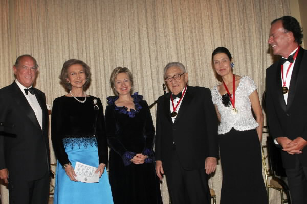 Dona Sof�a posa con �scar de la Renta (izq.), Hilary Clinton (centro) y los galardonados, Henry Kissinger, Beatriz Santo Domingo y Julio Iglesias