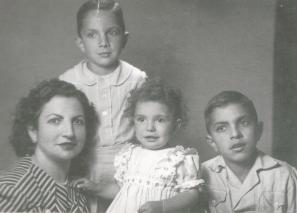 Con su familia en una imagen de 1949