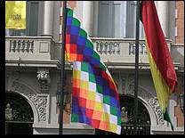 Wiphala (izq.) y tricolor (der.), los dos s�mbolos patrios de Bolivia (foto de Mery Vaca)