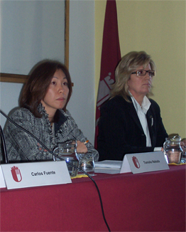 Tomoko Nakada (izq.) y Paloma Bermejo, profesora impulsora del acto