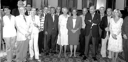 Pepa (en el centro, de blanco) posa con el equipo de gobierno en pleno y sus companeros del equipo de protocolo el d�a de su despedida. (Imagen publicada en el diario Levante)