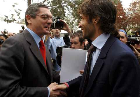 Gallard�n saluda a Ra�l Gonz�lez, uno de los deportistas que representan a Madrid en Singapur.