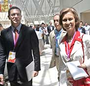 Los miembros de la delegaci�n ya ensayan sus papeles. En la imagen, Alberto Ruiz-Gallard�n y Dona Sof�a.