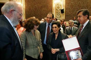 De izquierda a derecha en primer t�rmino, Carlos Berzosa, Carmen Calvo, Amalia Sol�rzano y su hijo Cuauht�moc C�rdenas