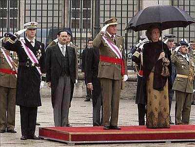 Sus Majestades y el Pr�ncipe de Asturias recibieron bajo la lluvia los tradicionales honores de ordenanza