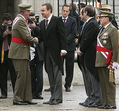 De izquierda a derecha, el presidente del Gobierno, los ministros de Defensa e Interior y el Jefe del Estado Mayor de la Defensa saludan a S.M. el Rey a su llegada al Palacio Real