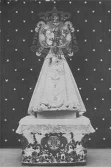 La Virgen de Atocha con manto e insignias del Tois�n de Oro y Orden de Carlos III. (Foto: Casa Real)