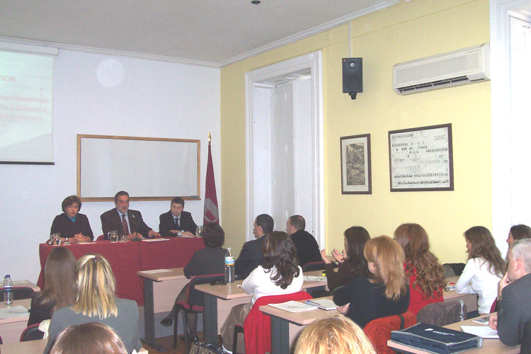 Un momento de la inaguraci�n oficial durante el discurso de bienvenida que Carlos Fuente (centro) ofreci� a los alumnos del Master
