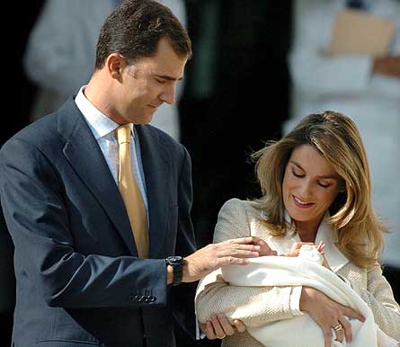 Los reci�n estrenados pap�s posan con su nina a la salida de la Cl�nica Ruber de Madrid