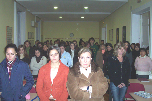 Alumnos de la EIP de Madrid guardaron esta tarde, junto a todo el personal de la instituci�n, un minuto de silencio en homenaje al que fuera su profesor y amigo
