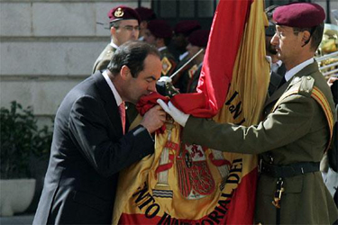 Jos� Bono besa la bandera al finalizar el acto de despedida