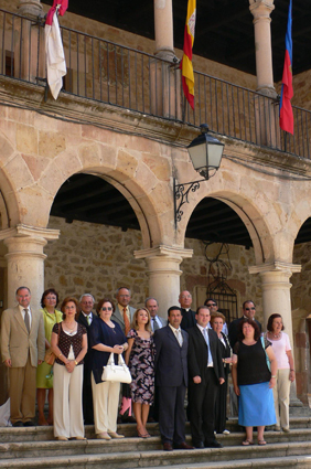 Foto de familia de las corporaciones ante el Ayuntamiento seguntino