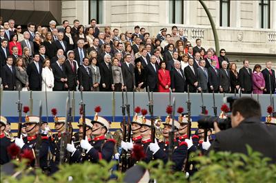 Los presidentes de la diferentes comunidades alzados al paso de la Guardia Real