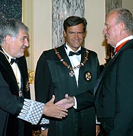 El Fiscal General, C�ndido Conde-Pumpido (a la izquierda) y el Ministro de Justicia, Juan Fernando L�pez Aguilar (centro) saludan a Su Majestad el Rey 