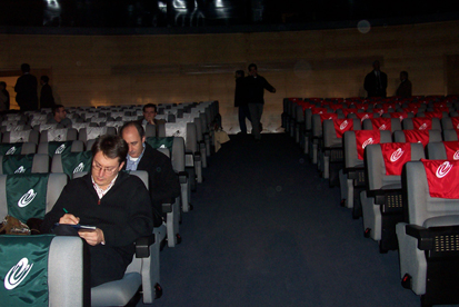 Detalle del auditorio en el que puede observarse la protocolizaci�n crom�tica de las diversas zonas