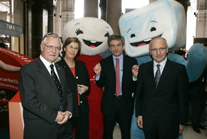 De izquierda a derecha, Valentino Castellani, presidente del TOROC; Mercedes Bresso, presidenta de la Regi�n del Piamonte; Sergio Ciampino, alcalde de Tur�n y Franceso Mei en la presentaci�n de la muestra "Torino, Olympic Winter Games and More". Detr�s, "Neve" y "Gliz", las mascotas ol�mpicas