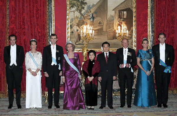 Foto oficial de la cena de gala ofrecida por los Reyes en el Palacio Real en honor del presidente chino