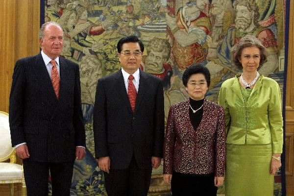 Sus Majestades los Reyes posan con Hu Jintao y su esposa en el Palacio de la Zarzuela