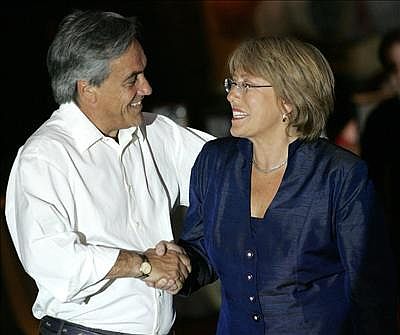 El candidato de la derecha, Sebasti�n Pinera, felicita a Bachelet en el cuartel general de �sta